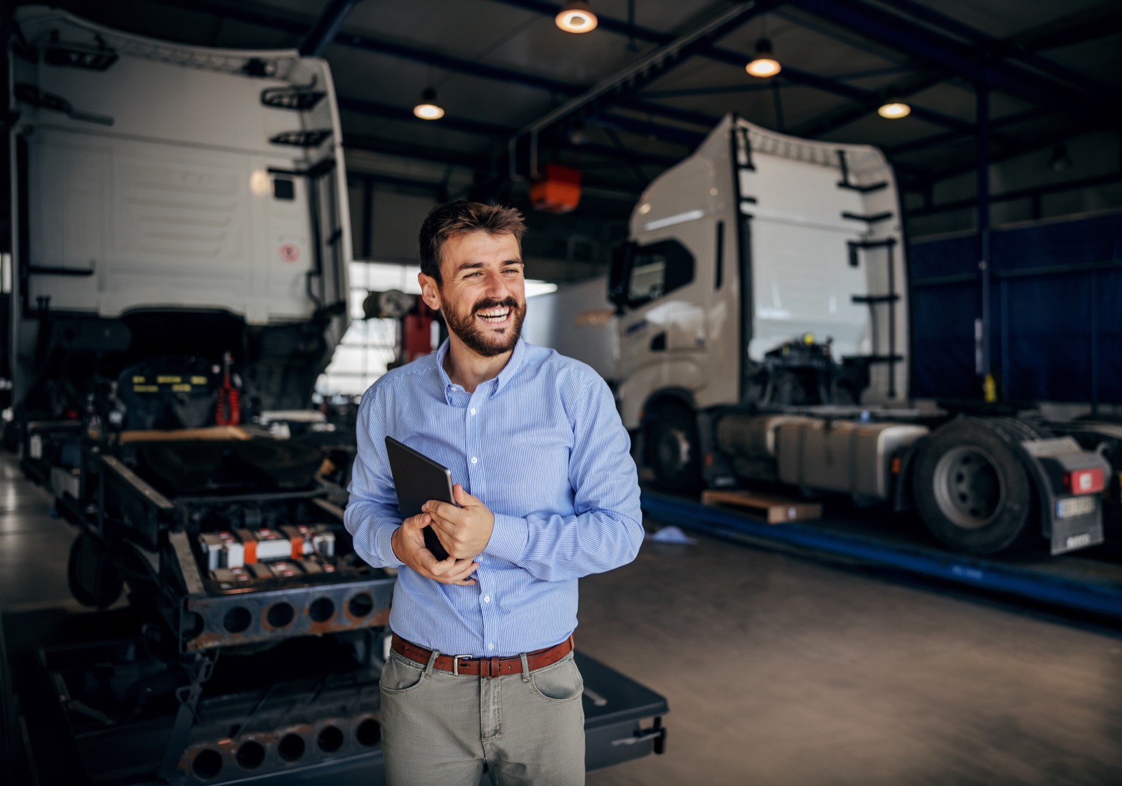 An Entrepreneur with a Tablet Using a Fleet Management Service – The Benefits of Online Factoring for Businesses