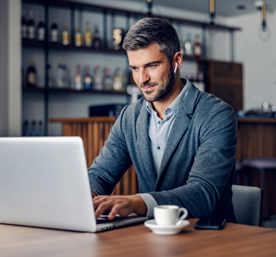 A financial broker filling out an online application to partner with PragmaGO