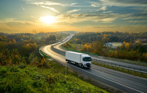 Jakie opłaty muszą wziąć pod uwagę kierowcy ciężarówek na drogach Unii Europejskiej?