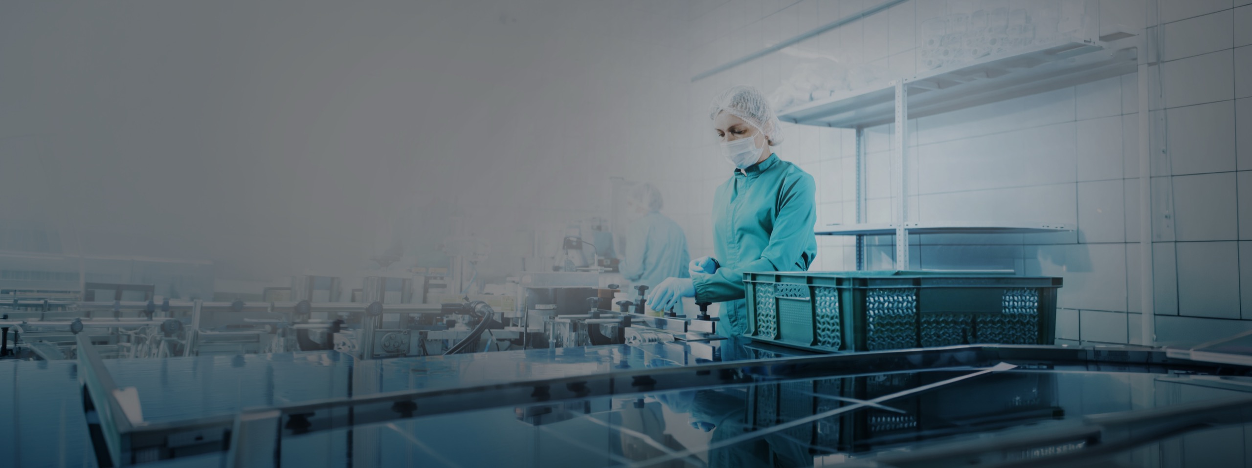 pracownicy zakładu produkcji suplementów na hali produkcyjnej korzystają z faktoringu