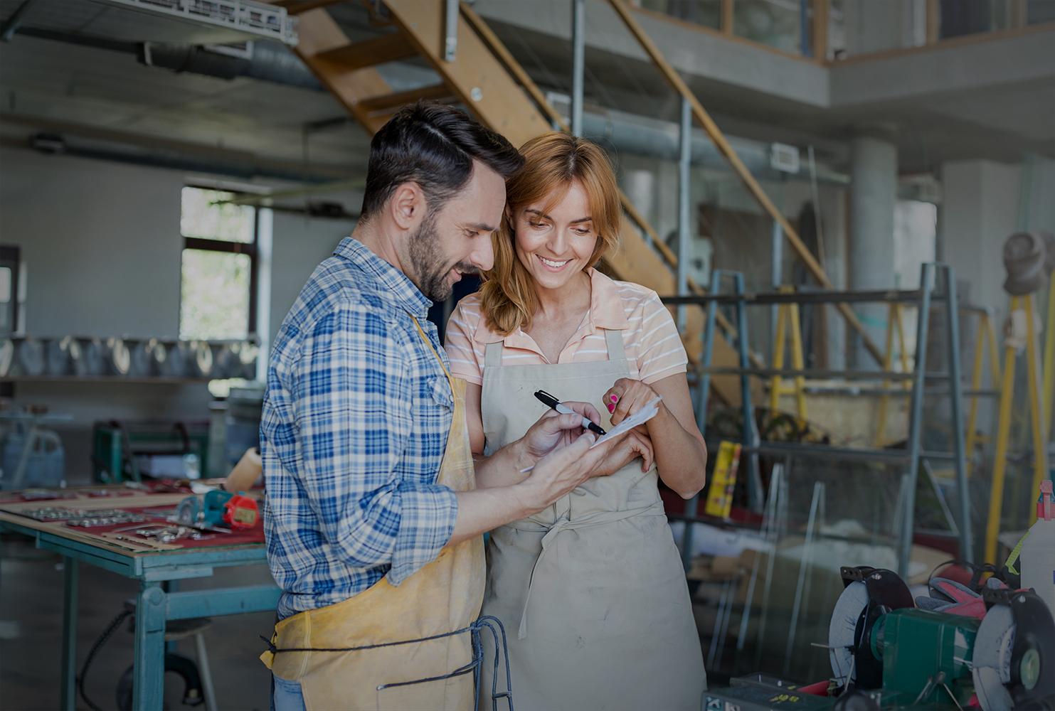 A business owner from a repair shop discusses a purchase invoice with a supplier – reverse factoring