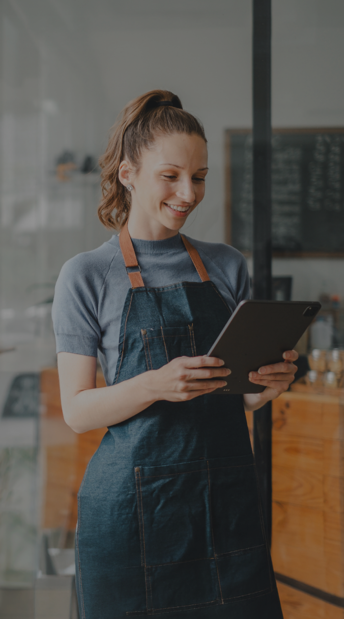 Store owner with a tablet — contact regarding the implementation of PragmaPay deferred payments
