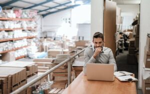 Pracownik nadzorujący wysyłkę towarów za granicę w ramach cross-border e-commerce