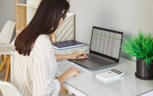 księgowa prowadzi ewidencję kosztów finansowych dla firmy