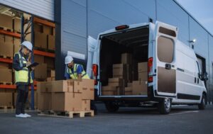 pracownicy centrum logistycznego przygotowują paczki do transportu w ramach jednego z modeli logistycznych