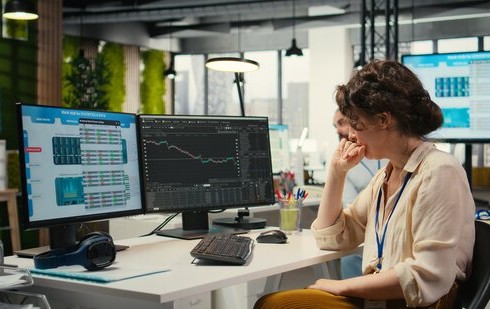 pracownica biura obserwuje gwałtowny spadek cen, którego przyczyną jest dumping cenowy.