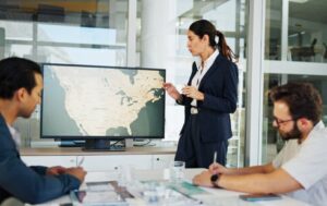 uczestnicy spotkania biznesowego omawiają plany rozwoju firmy i możliwości skorzystania z ulgi na ekspansję