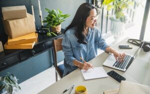 Właścicielka sklepu internetowego sprawdza trendy w -ecommerce na 2026 rok