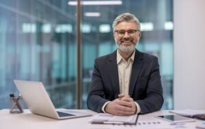 zadowolony przedsiębiorca po uzyskaniu certyfikatu AEO