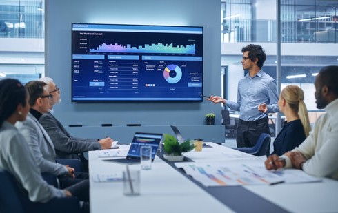 Specjalista IT przedstawia zarządowi korzyści z przyjęcia podejścia headless commerce