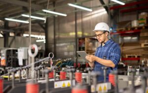 pracownik przy linii produkcyjnej weryfikuje, czy złożone zamówienie spełnia minimum logistyczne