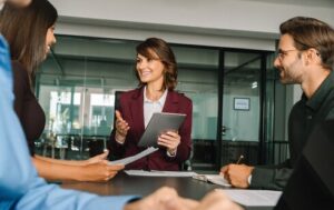 przedstawicielka firmy ubezpieczeniowej omawia warunki ubezpieczenia należności handlowych z firmą