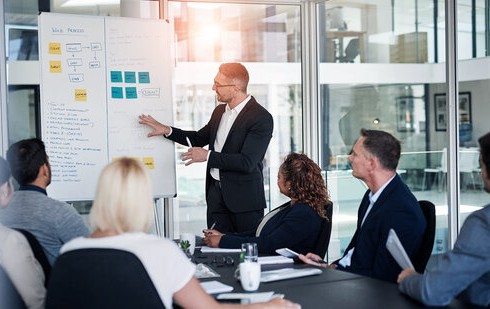 grupa osób omawia zmiany wprowadzone w ramach deregulacji