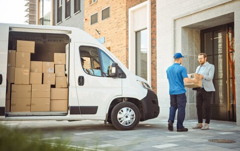 kurier dostarcza przesyłki do firmy - logistyczna obsługa klienta w praktyce