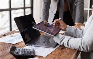 specjalista analizuje możliwości inwestowania z wykorzystaniem papierów wartościowych