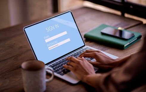 pracownica biura księowego loguje się do systemu