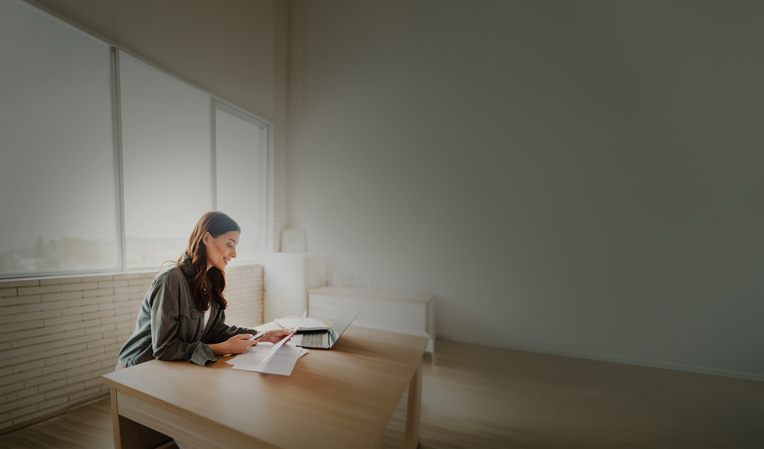 A female entrepreneur at her laptop is reaching out regarding a partnership with PragmaCash