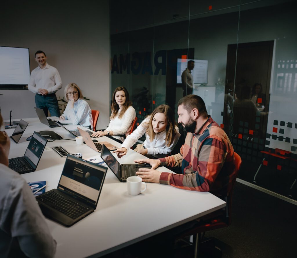 Zespół PragmaGO podczas spotkania w biurze – finansowanie dla firm