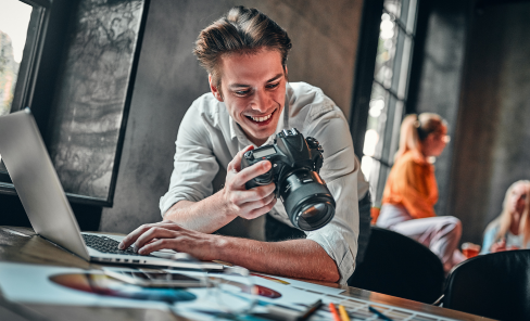 Fotograf rozwijający działalność dzięki dodatkowym środkom